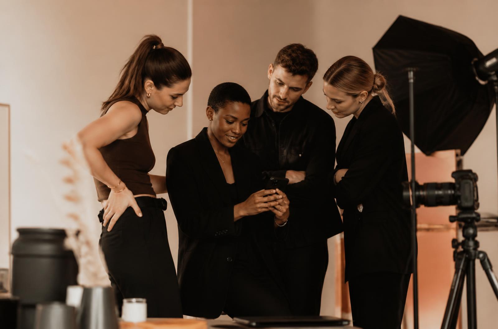Équipe créative examinant les images d'un tournage